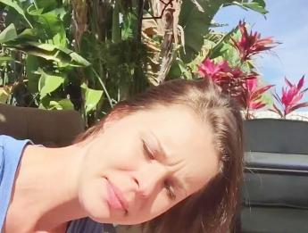 Невинная меган глубокая глотка член у бассейна