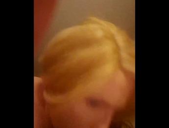 Горячее глубокое горло из персиков