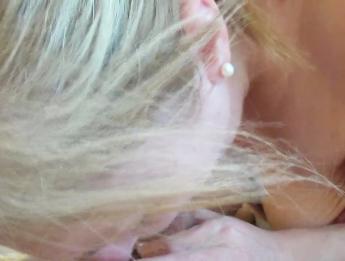 Сексуальная блондинка сосет большому толстому кончилому в рот и по всему члену