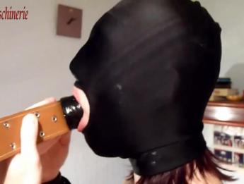 Огромный кляп в горле шлюшки - Заткнись и глотай!