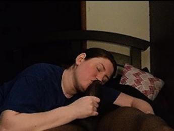 толстая амазонка делает дикий минет парню БиБиСи на кровати племянницы