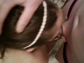 MadamS дразнит меня, пока какаю, потому что я ношу ее трусики