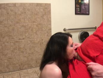 Тренажерный зал трахает и кончает глубоко в крошечную киску подростка!