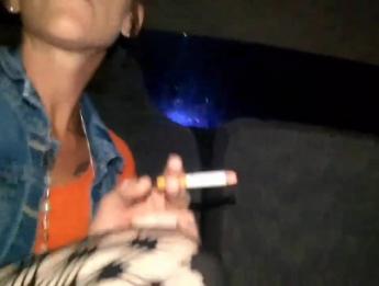 Горячая рыжая делает минет, когда ее останавливает полицейский