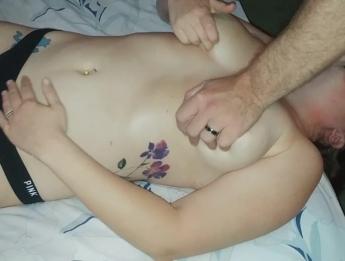 Бринн лижет мои яйца, пока я трахаюсь с ней Горло ебать, кляп, кончил.