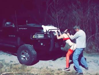 Сексуальная рыжая любительница получает удовольствие и трахается на улице