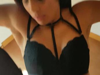 Девушка-боец - чемпионка по глубокой глотке