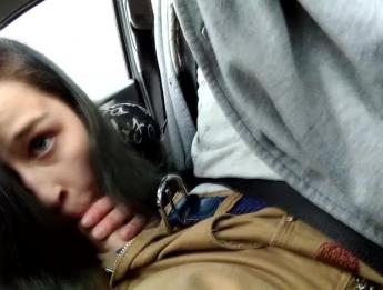 Highway Head - маленькая возбужденная хуесоска делает минет в машине за рулем