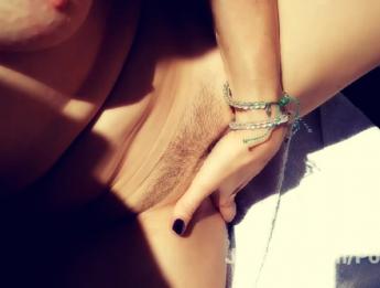 Le père est absent la belle-mère baise avec son fils 1/3