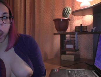 Девушка-геймер делает минет, не отвлекаясь от игры