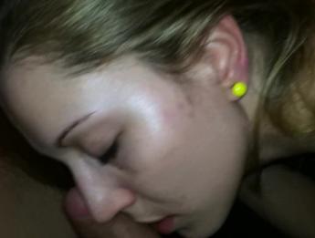 Он взял его из моей задницы и кончил мне в рот