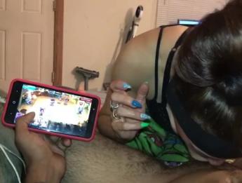 Няня получает уход за лицом, пока я играю в нутаку