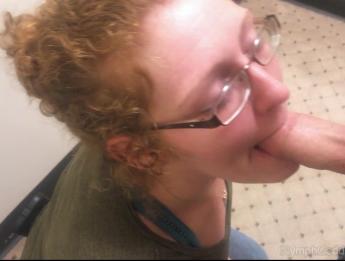 Рыжая мамочка Айви отсасывает муженьку в раздевалке общественного пользования CIM