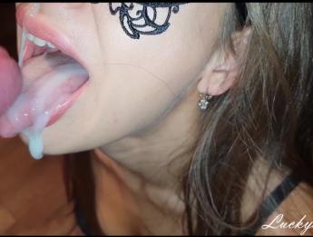 Невероятный слюнявый минет от горячей мамочки с глубоким горлом и поеданием спермы