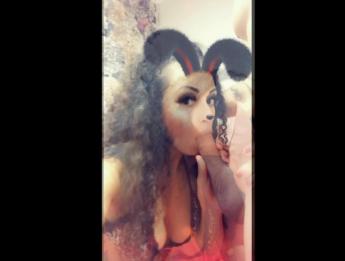 милая девушка-вампир сосет каждую каплю из своей жертвы на Snapchat!