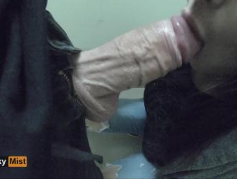 Минет с соседом, в подъезде он кончил мне в лицо.