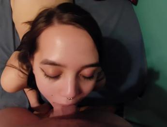 Я Глубокая глотка, папочка, он трахает меня и кончает мне в лицо! - SweThai