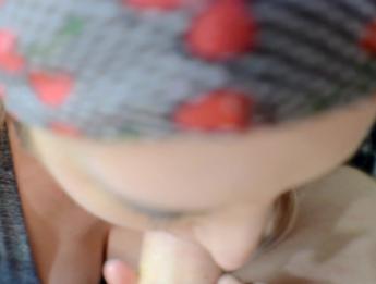 Грудастая мамаша дает неаккуратный минет, жирный сиськи, мачеха, мачеха, кончает на лицо