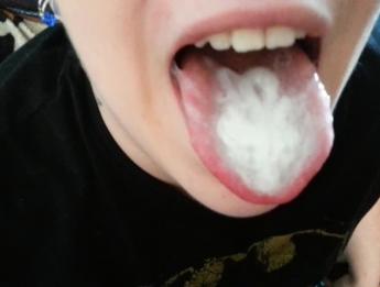 Неоновые волосы Cumslut высасывает еду и показывает свою большую ласточку @ 5: 00