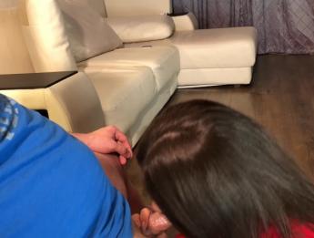 молодая девушка играет с передачей своего нового друга