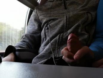 Рискованная мастурбация и минет в общественном поезде