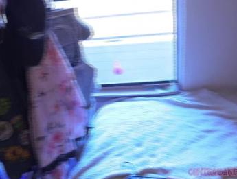 Любительский эксгибиционист трахает игрушку на улице; муж ловит шлепки трахает ее