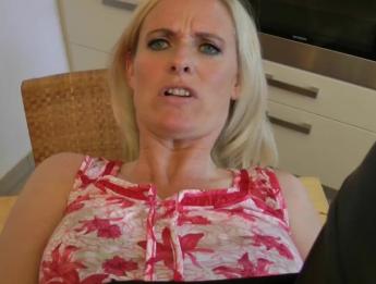 Мамочка хочет трахаться на кухне - отчаянная домохозяйка