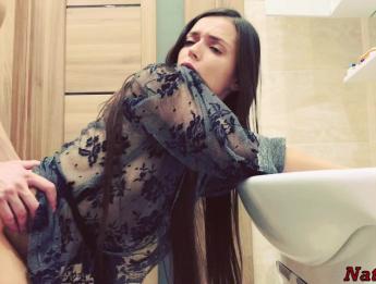 Я соблазняю моего сводного брата, и он наполняет мою киску спермой