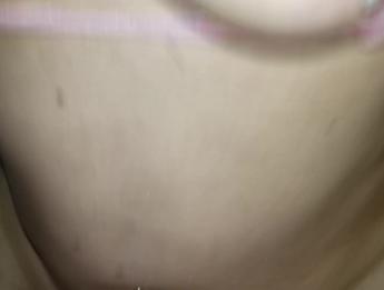 Шлюха трахает все свои дырки