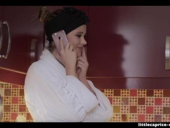 Возбужденная домохозяйка нападает на сантехника