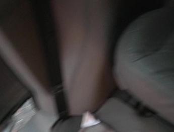 блондинка-любительница Miley Weasel рискованно трахается на публике в машине