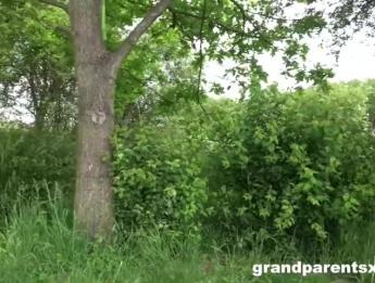 Пенсионеры трахают идеального подростка на поле для гольфа