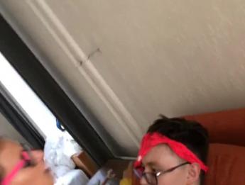 Очень горячая молодая девушка трахнулась с девственным мальчиком после школы