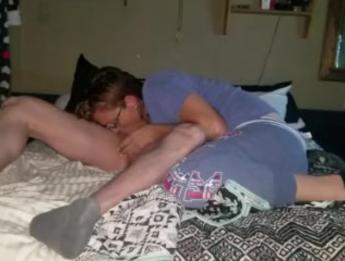 Сексуальная любительская жена сделала мне минет, когда я была в постели