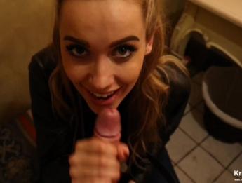 Общественный минет он кончил мне в рот в туалете в ресторане.mp4