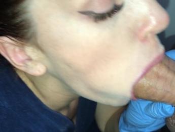 Молодая девушка в перчатках сделала минет во время уборки