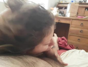 Жену Cumslut Вики Сандерс трахнули в лицо пока муж работает