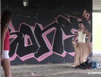 Любопытный подросток учится кататься на члене