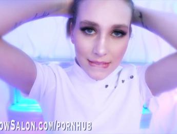 БРЮНЕТКА BABE FIONA ВЫСТАВЛЯЕТ ЧАСЫ, ДЖЕРСЫ И ДИСКИ