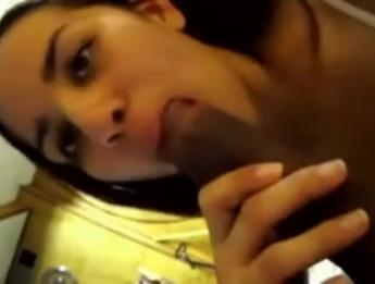 Белая телочка с большими сиськами наслаждается огромным черным хуем