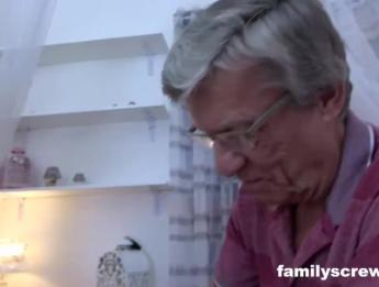 Дядя приносит GF, чтобы встретить семью