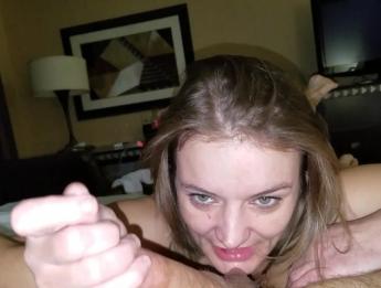 Она сделала мне лучший минет в моей жизни, а затем проглотила мою сперму !!