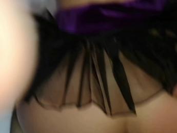 Succhia e viene scopata nel culo fino a quando la pisciata le salta fuori