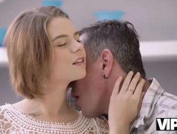 VIP4K. Богатый джентльмен может ежедневно заниматься сексом с красивой девушкой
