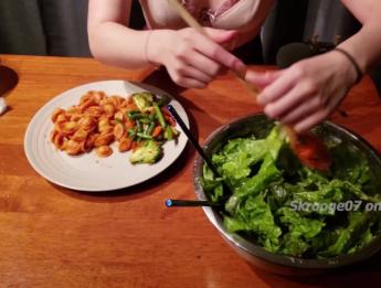 Foodporn Ep.1 Noodles and Nudes - Китайская девушка готовит в нижнем белье и сосет большой черный член на десерт 4K 烹饪 表演