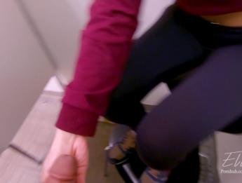 Пытаться не попасться в оживленном торговом центре - рискованный публичный секс и минет