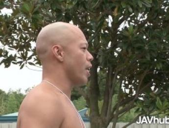 JAVHUB симпатичная крошка JAV сосет и трахается с двумя мужиками на улице