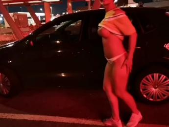 Sculacciata nel parcheggio al centro commerciale con pompino finalale nel parcheggio