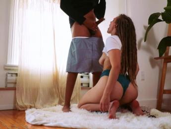 Горячая сводная сестра застукала за тверком перед WAP и сделала шпагат на моем члене!