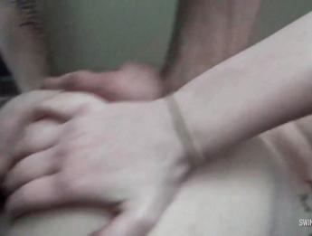 Горячая блондинка любительница любит сосать и трахать твердый член незнакомца в домашнем видео